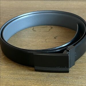 Perry Ellis Reversible Black/Gray Leather Belt with Buckle. Size 44.